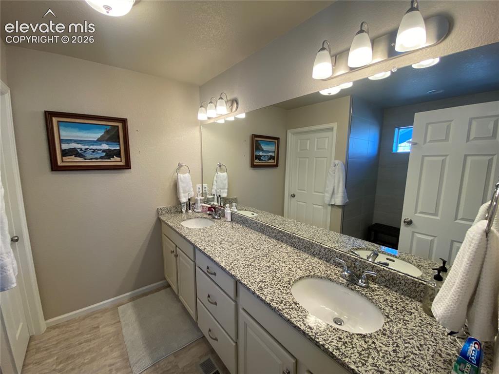 Image 16 of 25: Bathroom