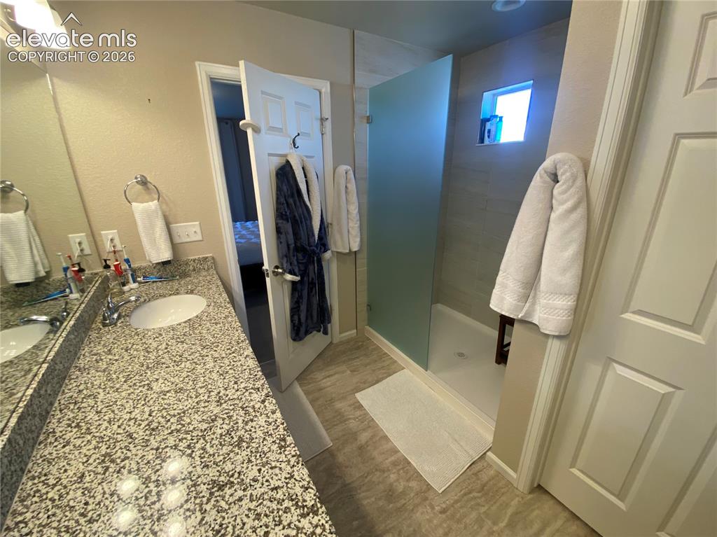 Image 17 of 25: Bathroom