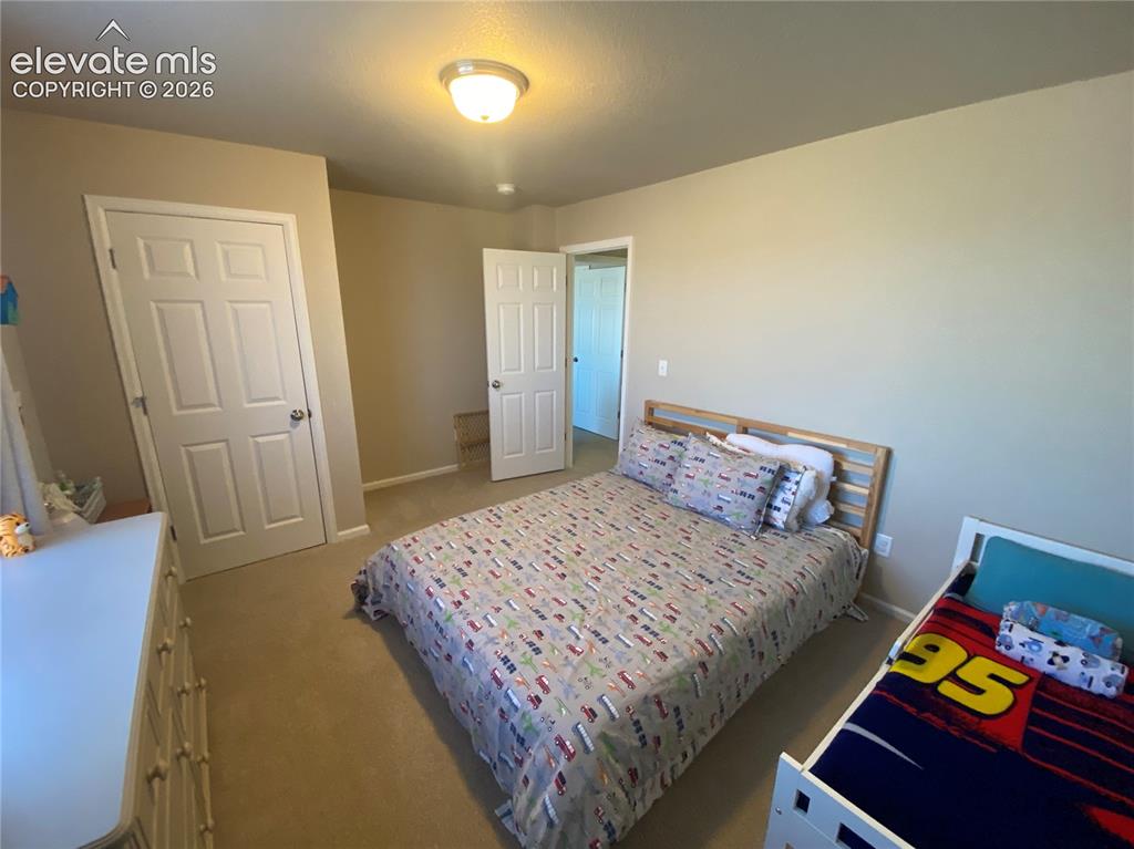 Image 18 of 25: Bedroom