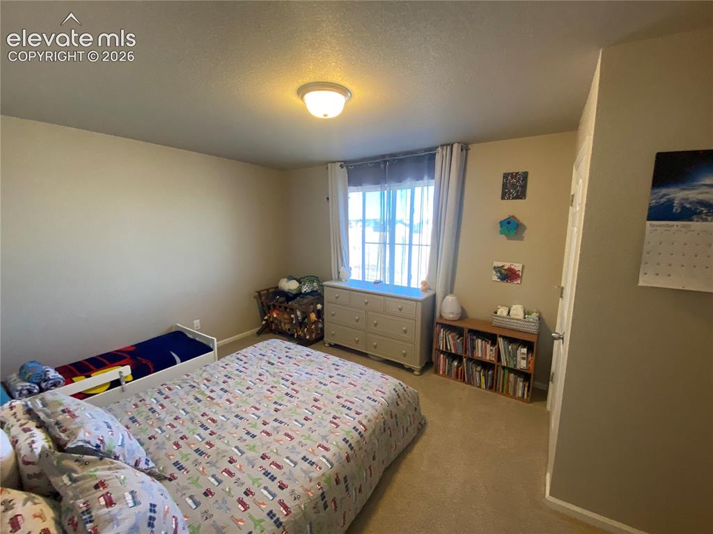 Image 19 of 25: Bedroom