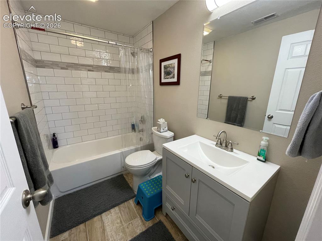 Image 22 of 25: Bathroom