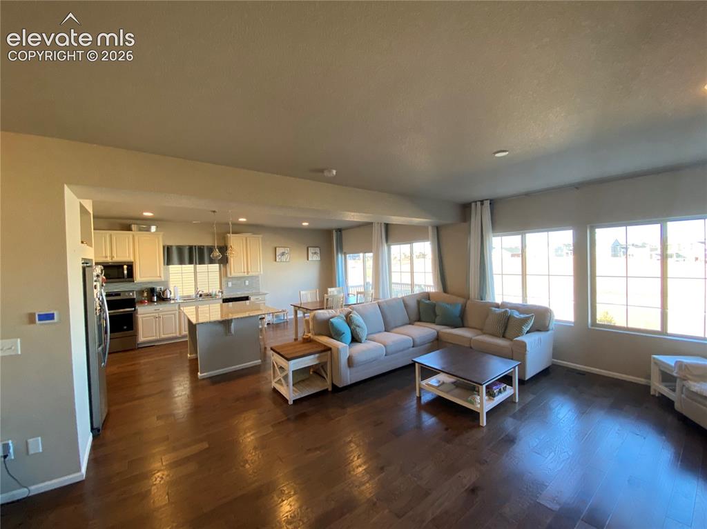 Image 4 of 25: Living Room