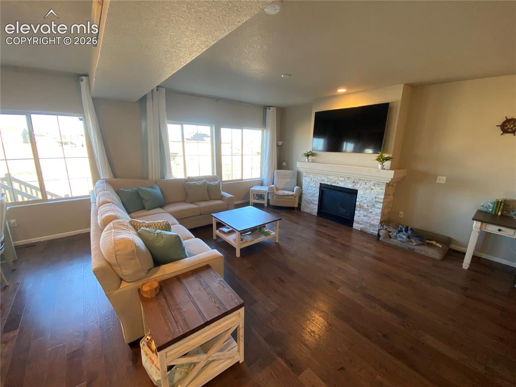Image 5 of 25: Living Room