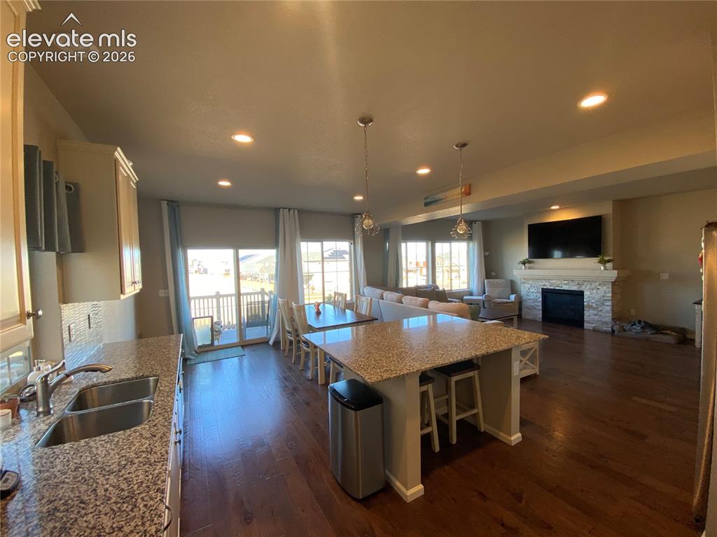 Image 7 of 25: Kitchen