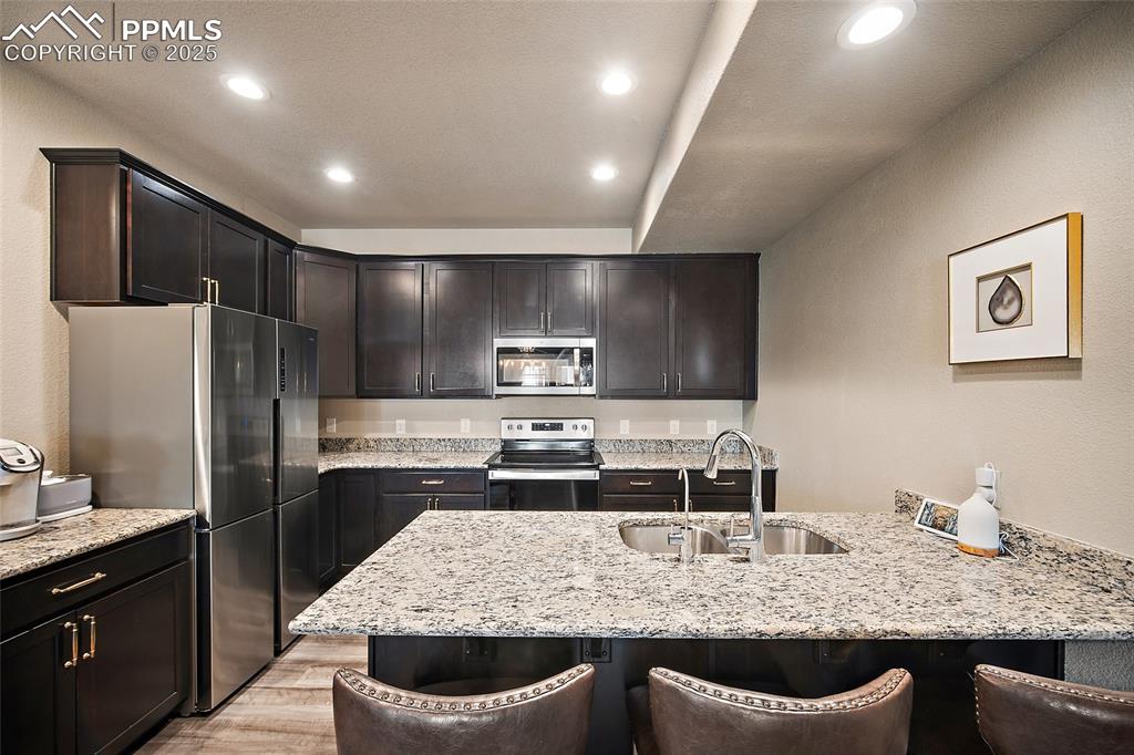 Image 10 of 40: Kitchen
