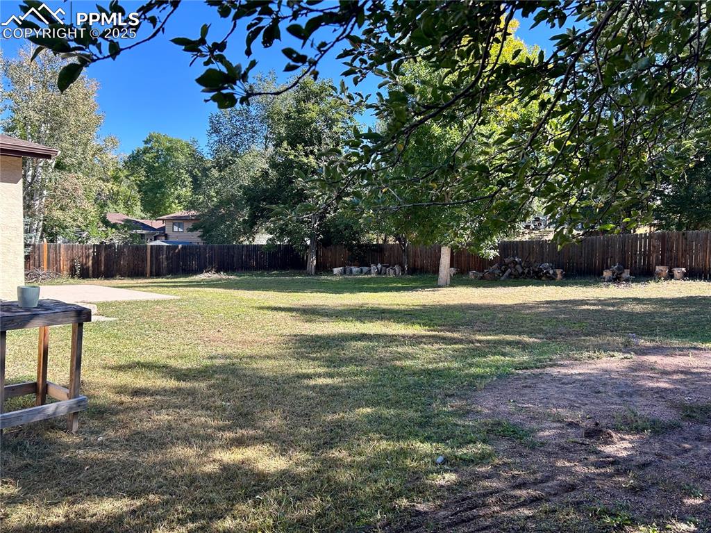 Image 21 of 23: Yard