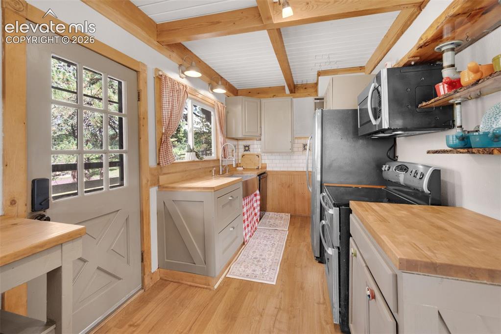 Image 13 of 37: Kitchen