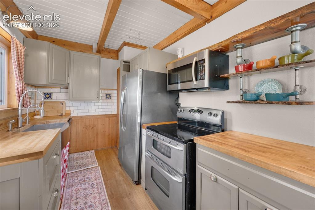 Image 14 of 37: Kitchen