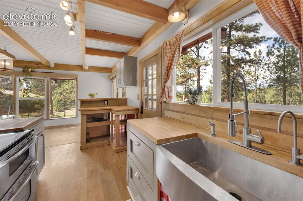 Image 15 of 37: Kitchen
