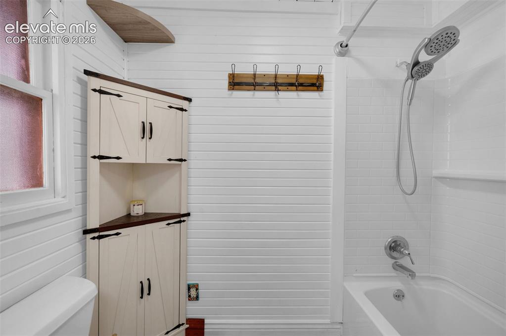 Image 16 of 37: Bathroom