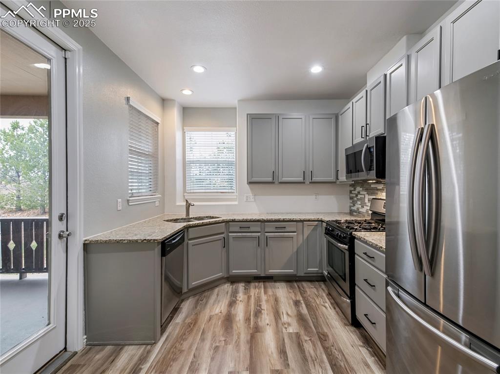 Image 11 of 28: Kitchen