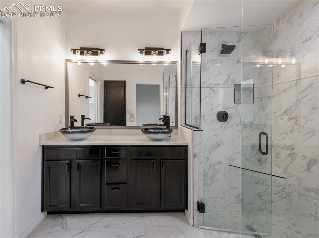 Image 20 of 28: Bathroom