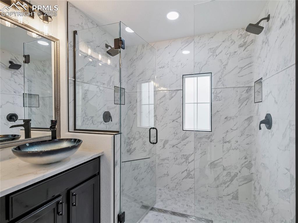 Image 21 of 28: Bathroom