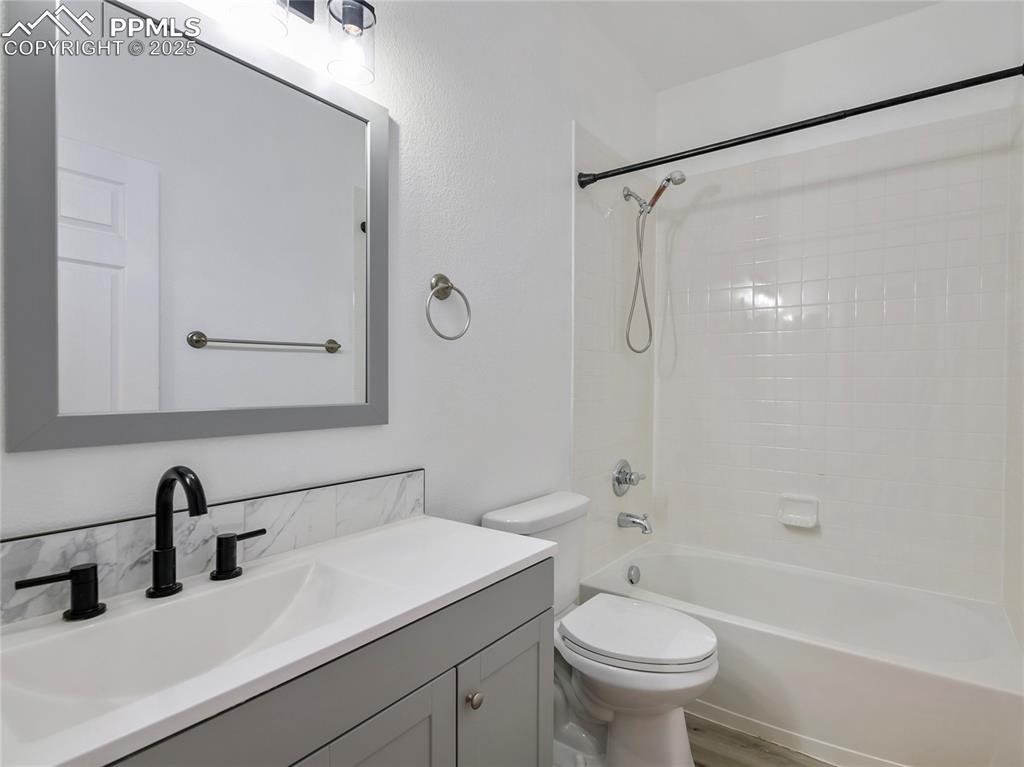 Image 26 of 28: Bathroom