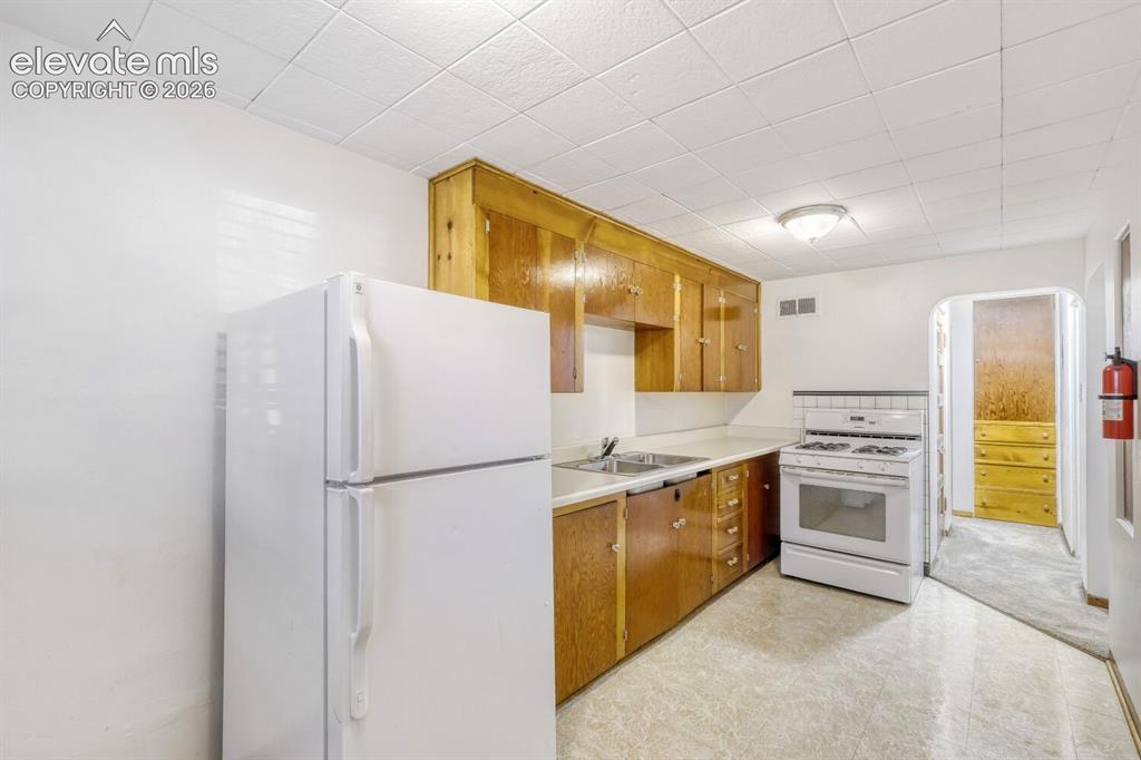 Image 10 of 16: Kitchen