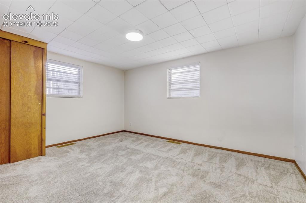 Image 11 of 16: Bedroom