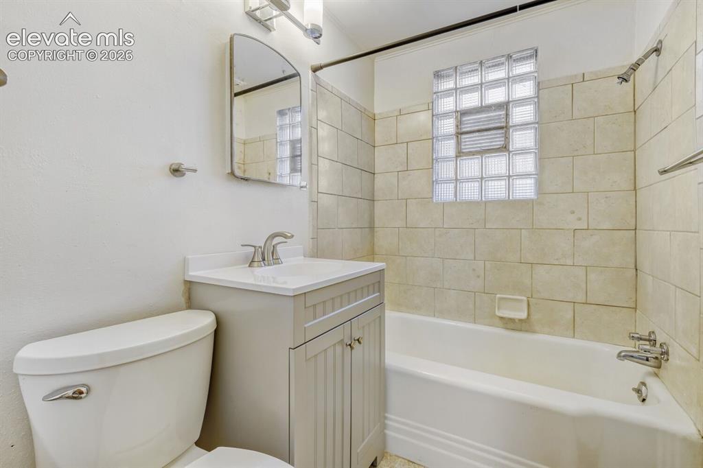 Image 16 of 16: Bathroom