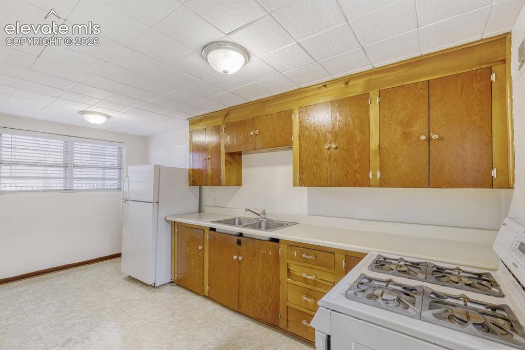 Image 8 of 16: Kitchen