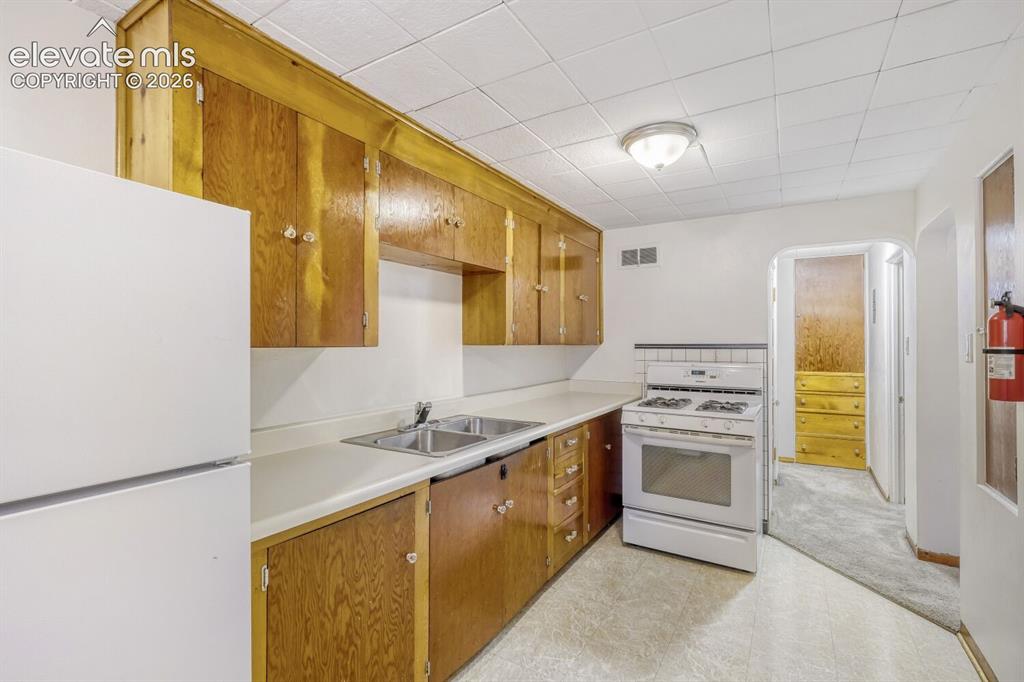 Image 9 of 16: Kitchen