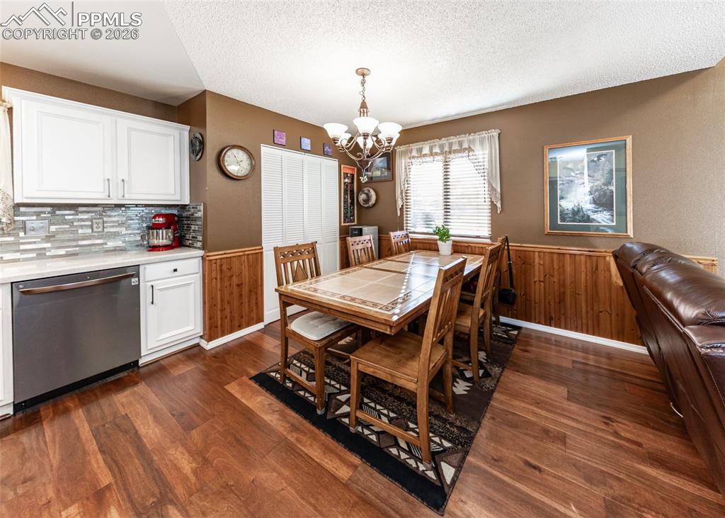 Image 14 of 48: Dining Area