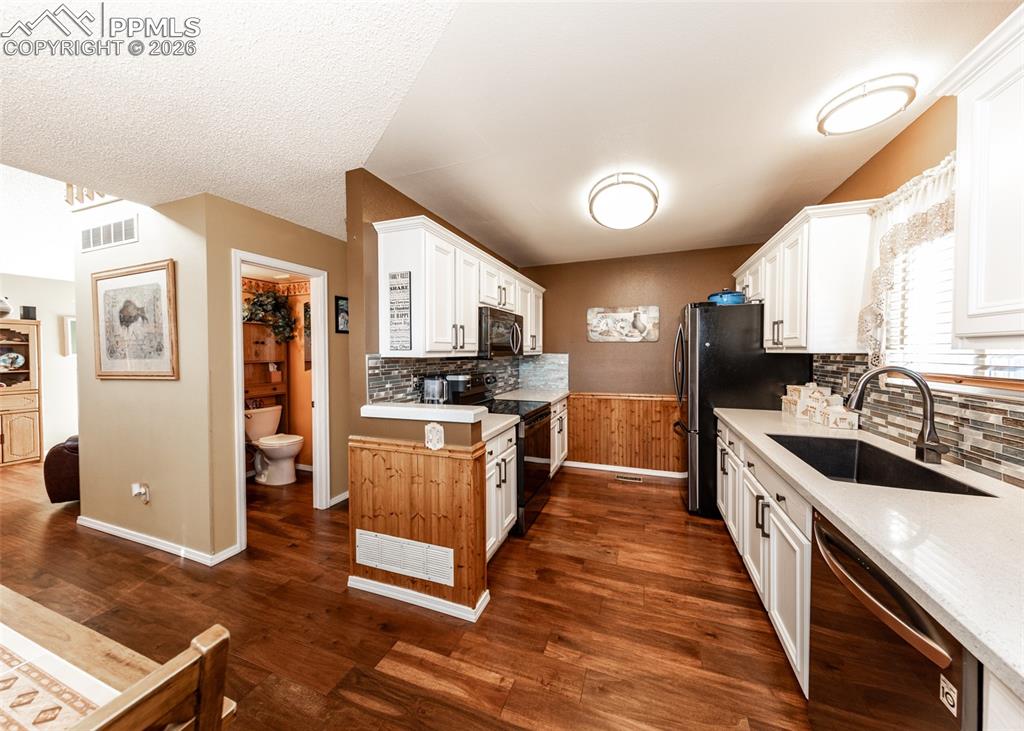 Image 17 of 48: Kitchen