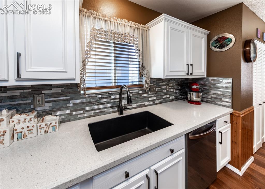 Image 19 of 48: Kitchen