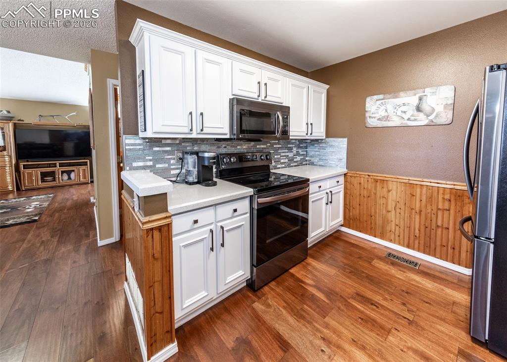 Image 20 of 48: Kitchen