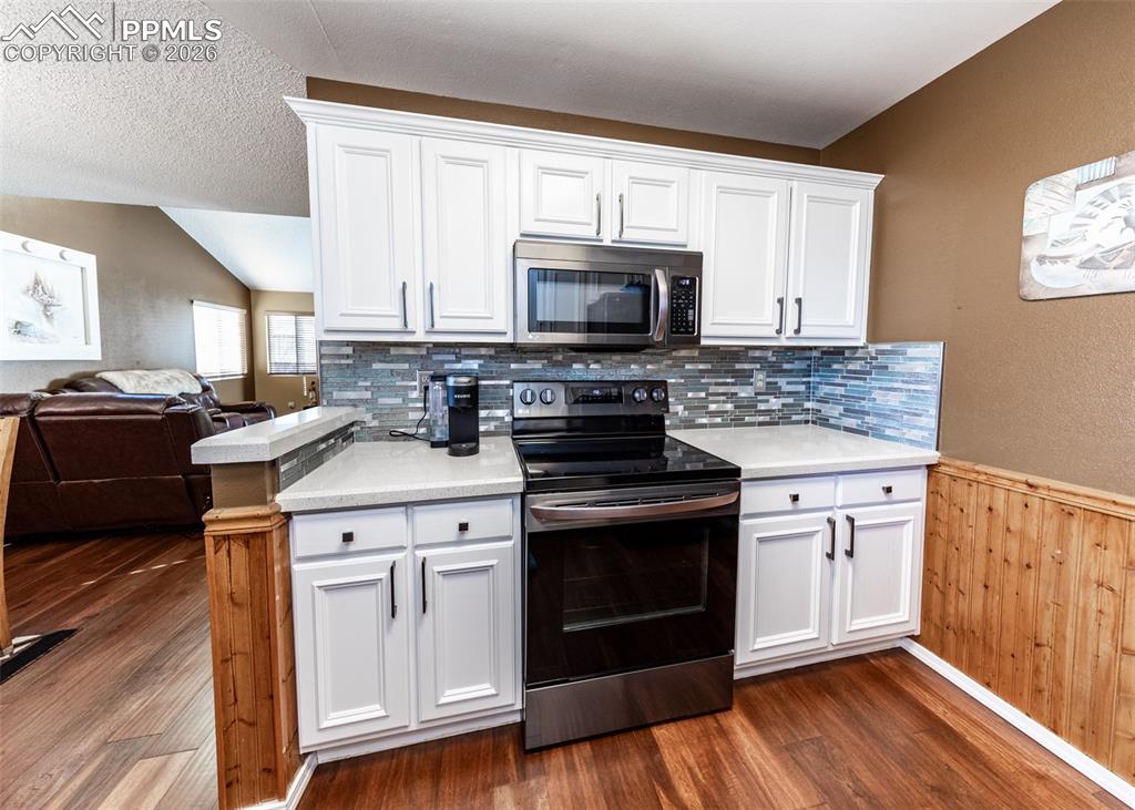 Image 22 of 48: Kitchen