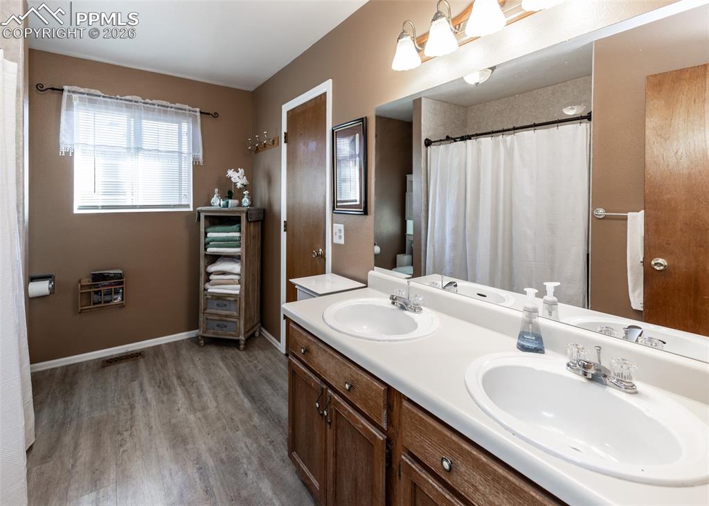 Image 30 of 48: Bathroom