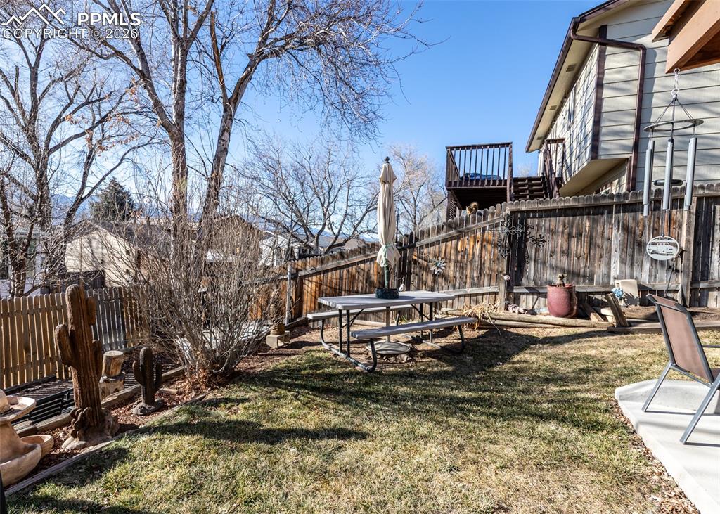 Image 43 of 48: Yard