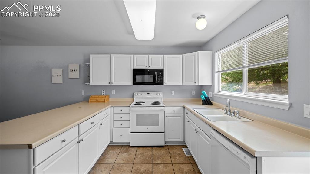 Image 13 of 25: Kitchen