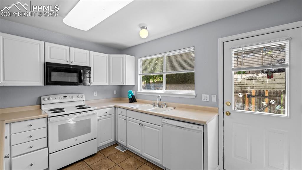 Image 14 of 25: Kitchen