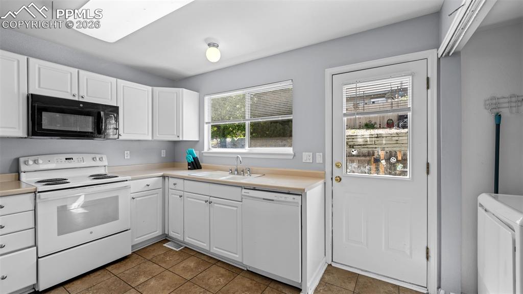 Image 15 of 25: Kitchen