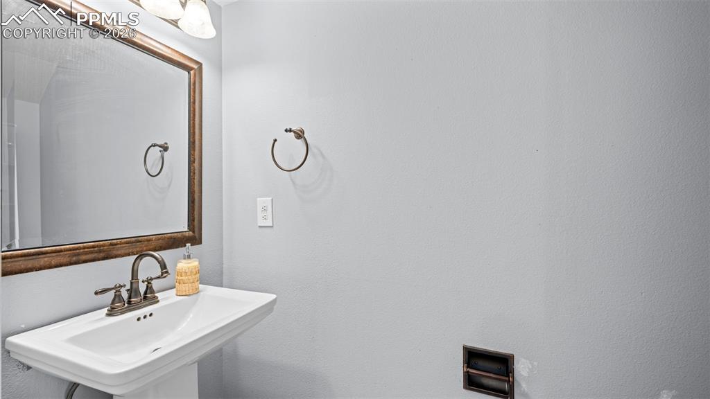 Image 18 of 25: Bathroom