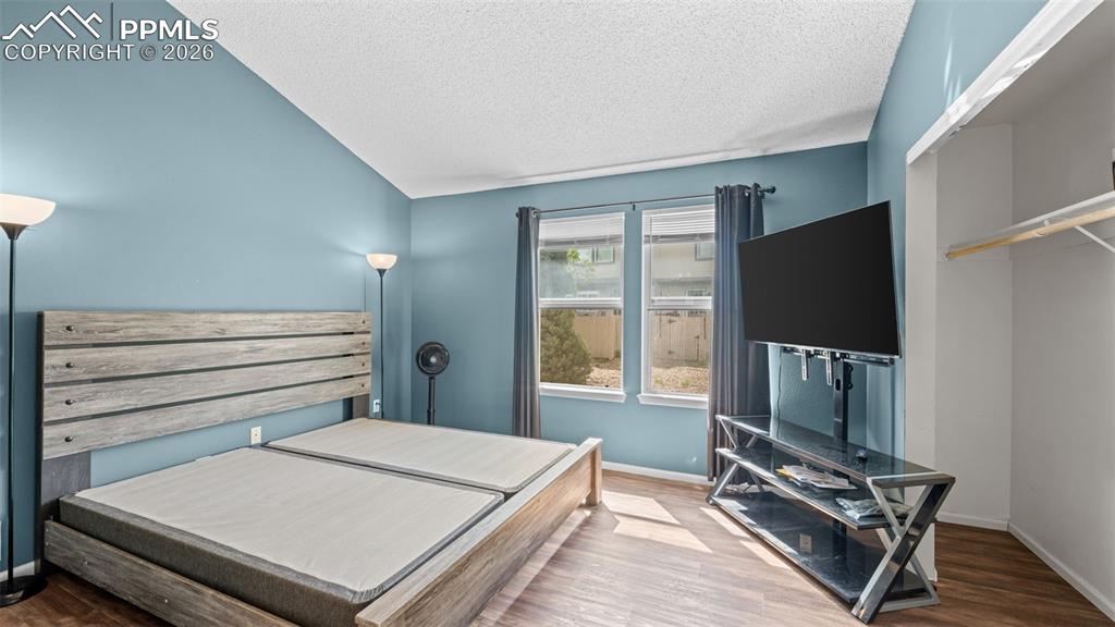 Image 5 of 25: Bedroom