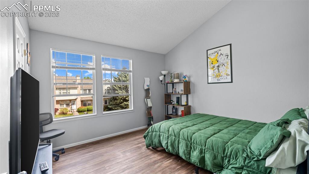 Image 8 of 25: Bedroom