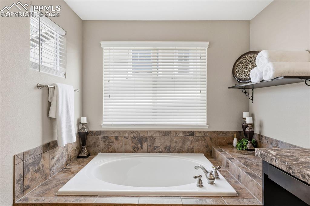 Image 15 of 32: Soaking tub