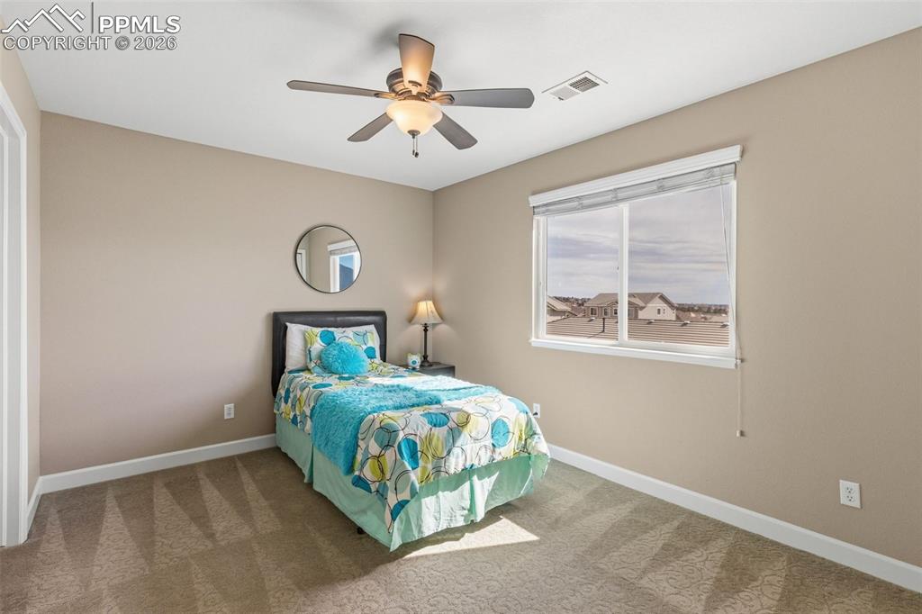 Image 17 of 32: Bedroom