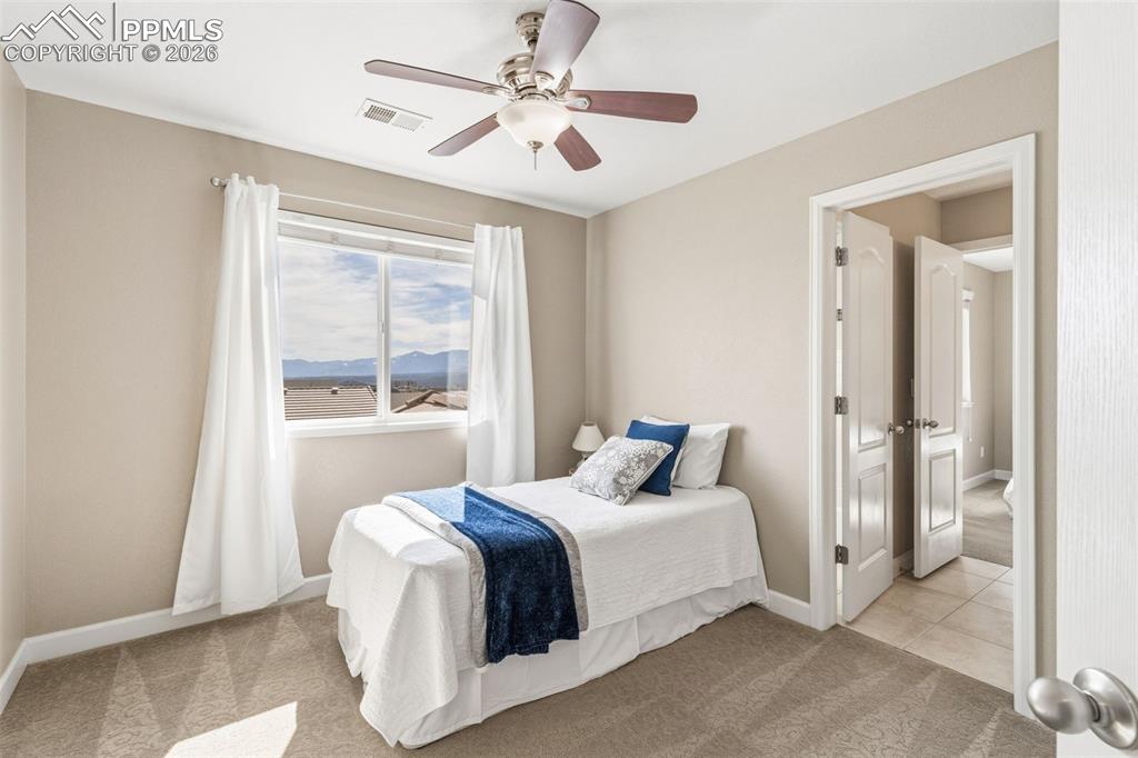 Image 20 of 32: Bedroom