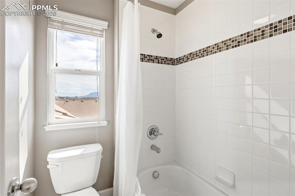 Image 22 of 32: Bathroom