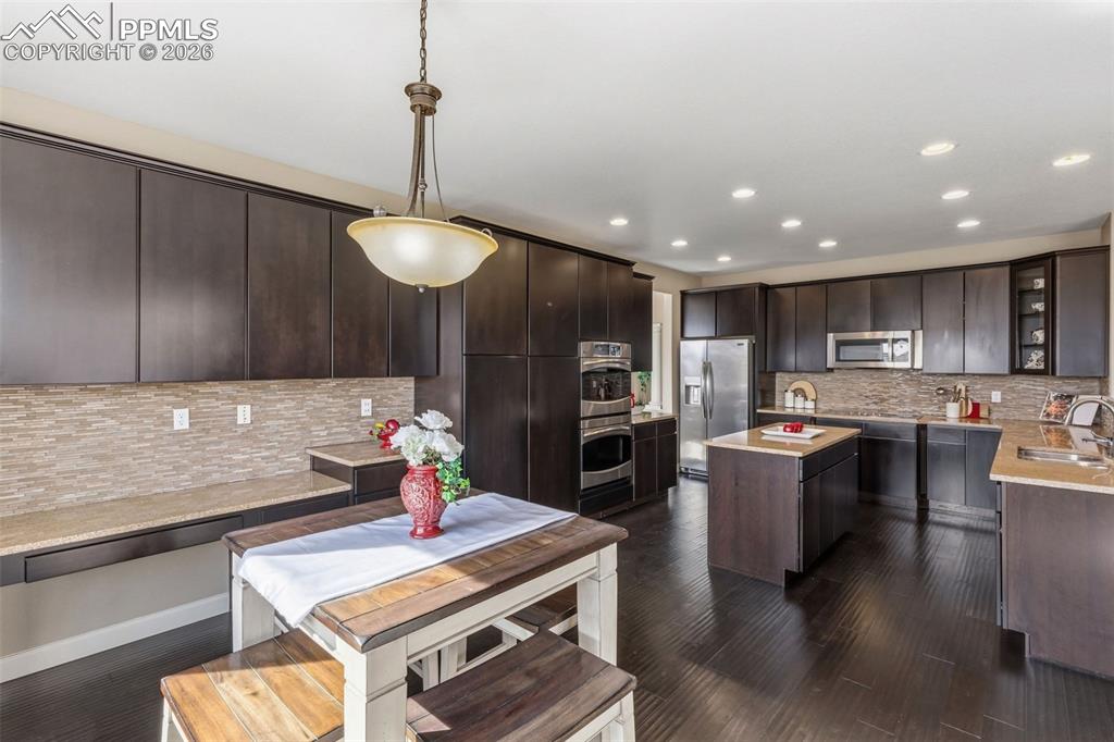 Image 7 of 32: Kitchen