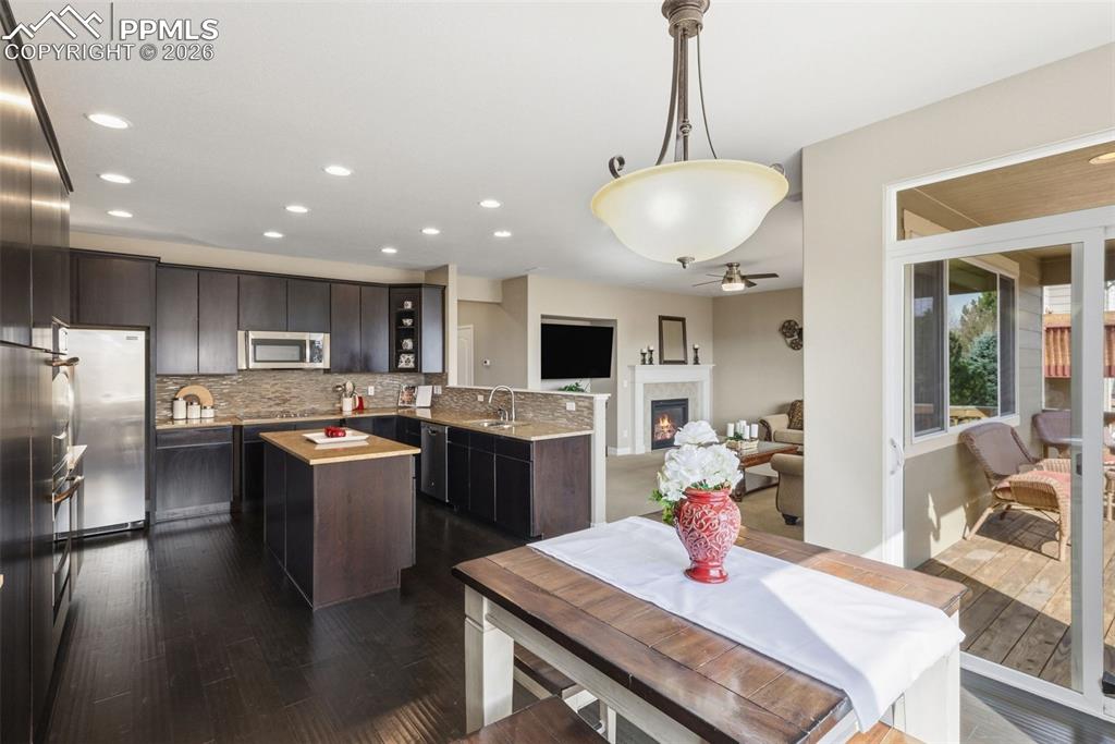 Image 8 of 32: Kitchen