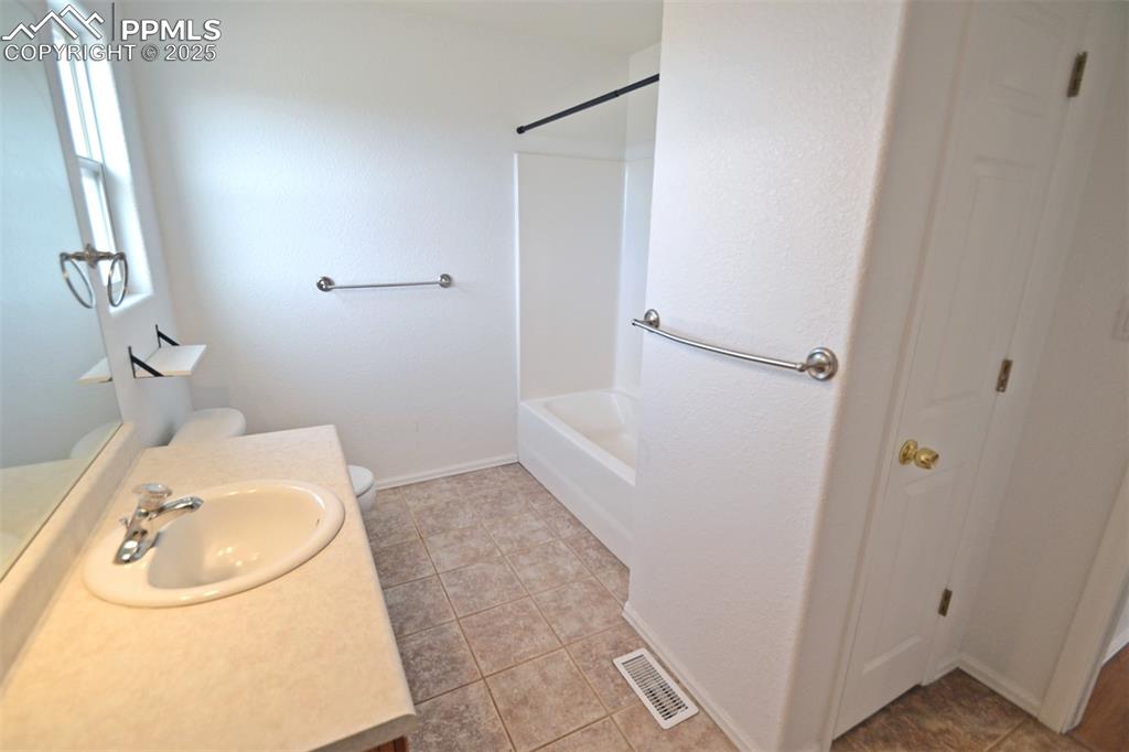 Image 25 of 46: Bathroom