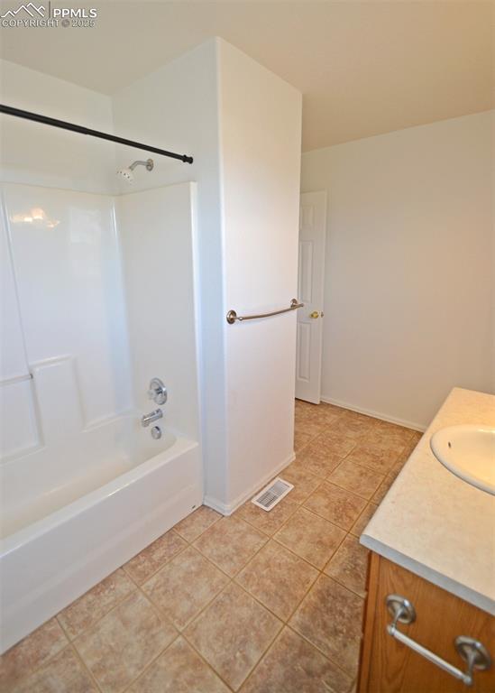 Image 26 of 46: Bathroom