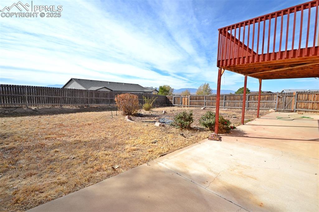 Image 37 of 46: Yard