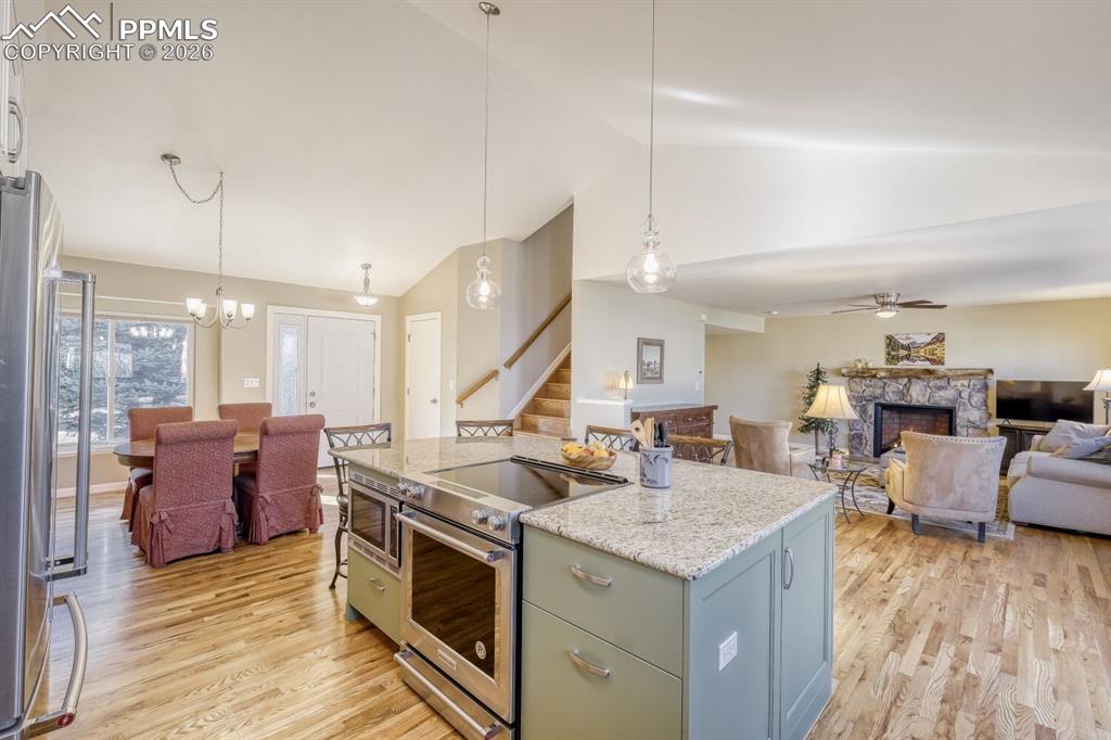 Image 10 of 50: Kitchen