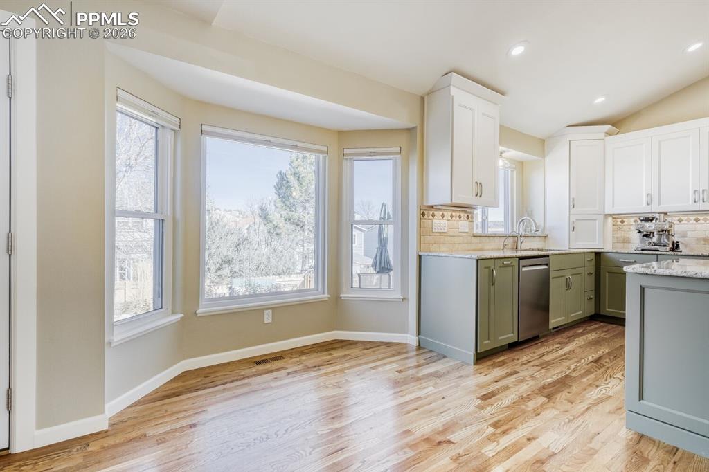 Image 12 of 50: Kitchen