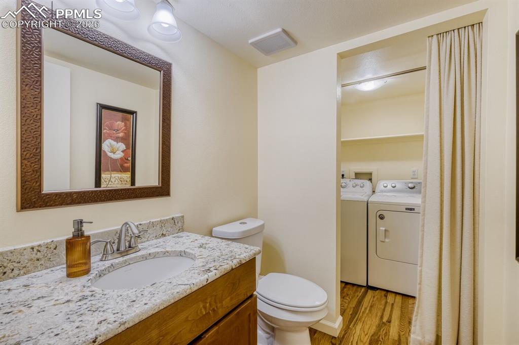 Image 13 of 50: Bathroom