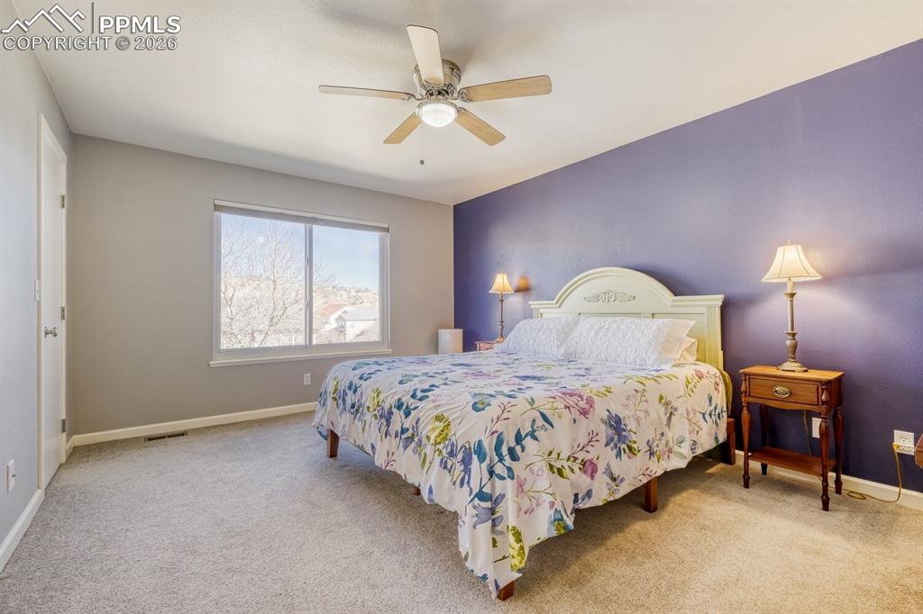 Image 14 of 50: Bedroom