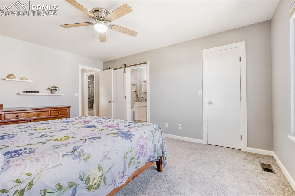 Image 16 of 50: Bedroom